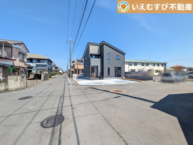 Livele Garden.S　深谷岡里第2の前面道路含む現地写真|南西角地で開放的
ゆとりの広さの前面道路でお車の出し入れ楽々♪南西角地で日当り良好！