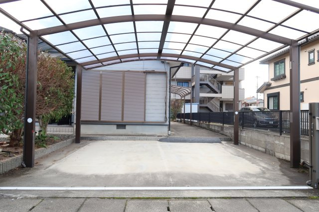 野洲市市三宅　中古戸建の駐車場
