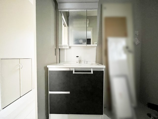 【独立洗面台】 | 東久留米市氷川台2丁目　新築一戸建住宅　全1棟　(保谷店) | 洗面台には大きく見やすい三面鏡が付いているので、身支度がスムーズに行えます。