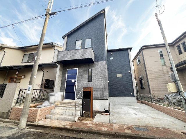 【外観】 | 東久留米市氷川台2丁目　新築一戸建住宅　全1棟　(保谷店) | 2025年12月撮影/耐震+制震で地震に強く、長く安心して暮らせる3LDKの住まいです。太陽光パネルも搭載されています！