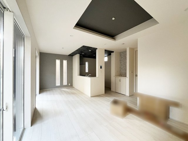 【居間・リビング】 | 東久留米市氷川台2丁目　新築一戸建住宅　全1棟　(保谷店) | 折上天井とポップアップ天井が映えるお洒落なLDK。