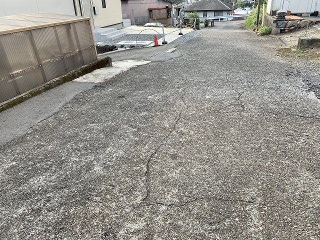 売土地　富士宮市小泉の前面道路含む現地写真|前面道路です。セットバックが必要です。
