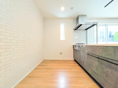 【キッチン】 | ◆都筑区南山田町新築A号棟◆ | 【モデルルーム】デザイン性と機能性を兼ね備えたキッチンです。リビングスペースとの一体感が生まれ、広々空間を演出してくれます。