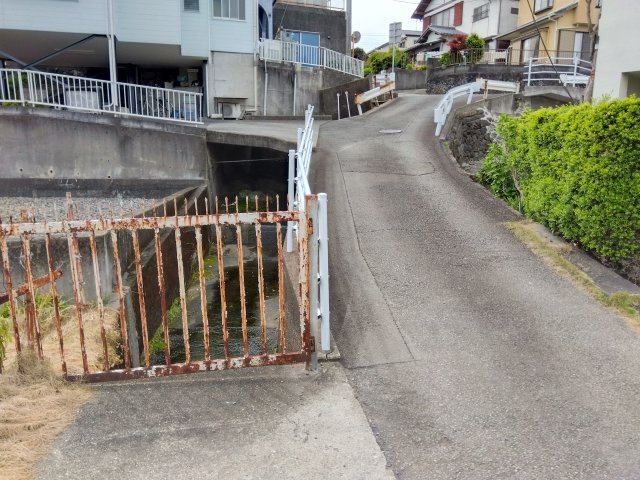 売土地　富士市今泉5丁目の前面道路含む現地写真|スーパー・ドラッグストア・コンビニまで車で10分圏内です。生活利便性の高い土地になっています。