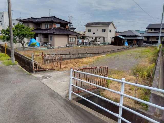 売土地　富士市今泉5丁目の前面道路含む現地写真|小・中学校まで徒歩10分圏内です。富士市立中央図書館や公園も近くにあります。