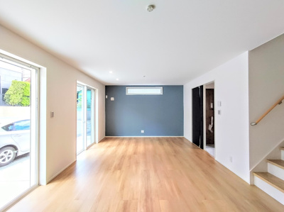 【居間・リビング】 | ◆都筑区南山田町新築B号棟◆ | 【モデルルーム】家族で食卓を囲むダイニングスペースと、ソファでゆったりくつろぐリビングスペースがしっかり区切られているので家具の配置や用途を使いわけしやすいです。