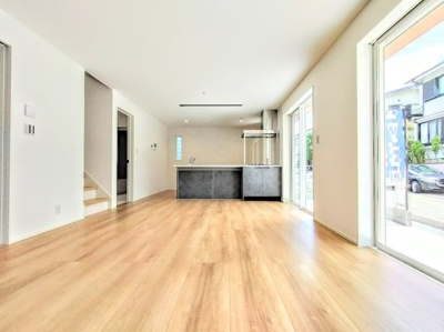 【居間・リビング】 | ◆都筑区南山田町新築B号棟◆ | 【モデルルーム】リビングは一日中太陽の光が射し込みます。家族が集まる空間は、自然と笑顔が溢れます！