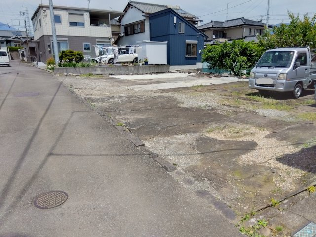 売土地　富士市原田の前面道路含む現地写真|小学校まで徒歩9分です。近くに原田公園があります。子育て世帯に優しい環境です。