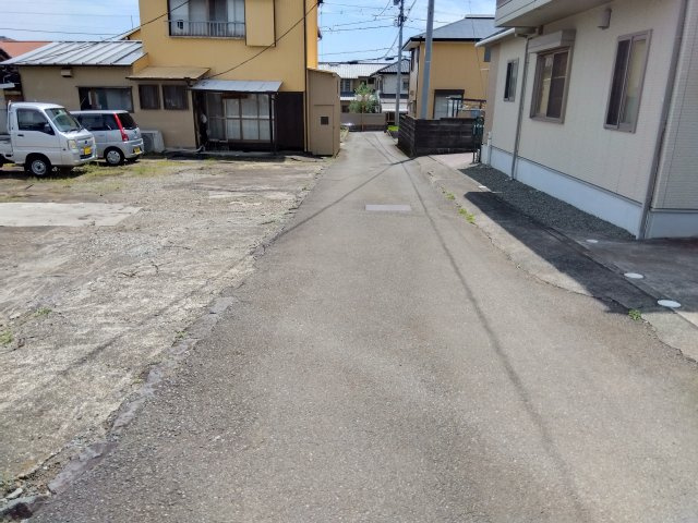 売土地　富士市原田の前面道路含む現地写真|閑静な住宅地に位置しています。車通りが少なく騒音も気にならない穏やかな環境です。
