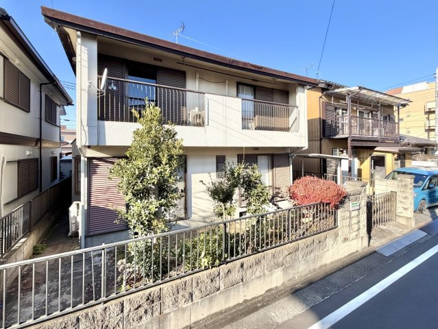 【中古戸建】前橋市城東町4丁目の外観|■外観｜窓の配置や、爽やかな白ベースの外観が清潔感をもたらします。まっさらなキャンバスのような家にこだわりを彩って…始めよう、あなただけの豊かな暮らし( ＾＾ )