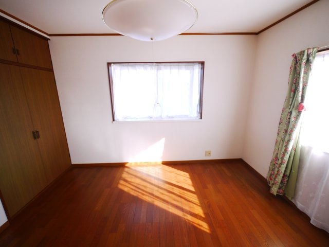 山武市姫島　中古戸建の洋室|令和4年外壁塗装済み 都市ガス駐車2台 MEGAドン・キ徒歩約13分 南側空き地で日当たりがいいです