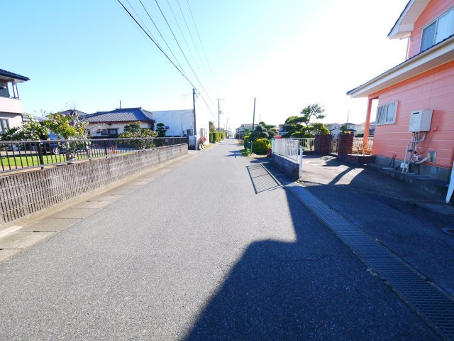 山武市姫島　中古戸建の前面道路含む現地写真|令和4年外壁塗装済み 都市ガス駐車2台 MEGAドン・キ徒歩約13分 南側空き地で日当たりがいいです