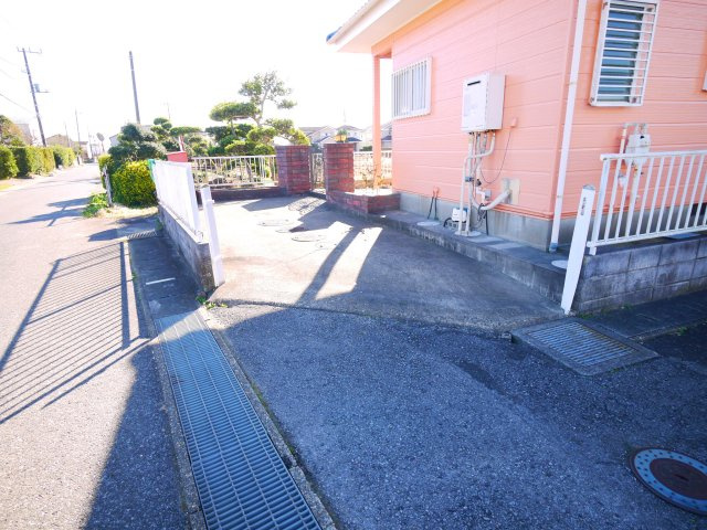 山武市姫島　中古戸建の駐車場|令和4年外壁塗装済み 都市ガス駐車2台 MEGAドン・キ徒歩約13分 南側空き地で日当たりがいいです