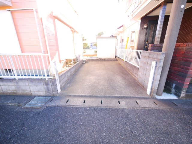 山武市姫島　中古戸建の駐車場|令和4年外壁塗装済み 都市ガス駐車2台 MEGAドン・キ徒歩約13分 南側空き地で日当たりがいいです