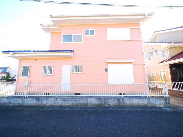山武市姫島　中古戸建の外観|令和4年外壁塗装済み 都市ガス駐車2台 MEGAドン・キ徒歩約13分 南側空き地で日当たりがいいです