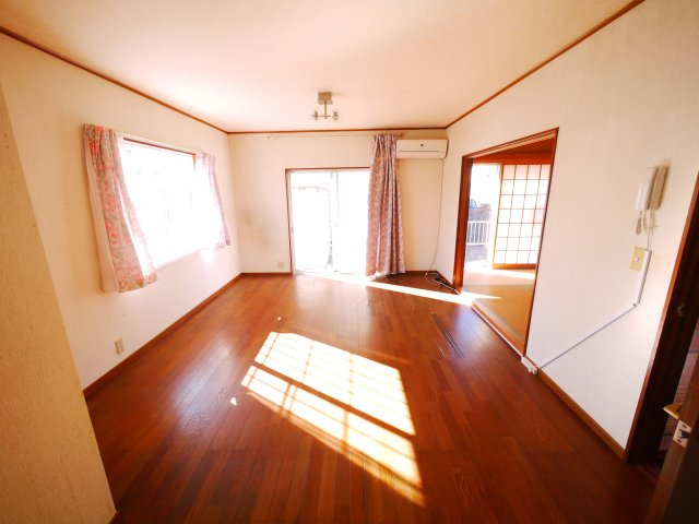 山武市姫島　中古戸建の居間・リビング|令和4年外壁塗装済み 都市ガス駐車2台 MEGAドン・キ徒歩約13分 南側空き地で日当たりがいいです