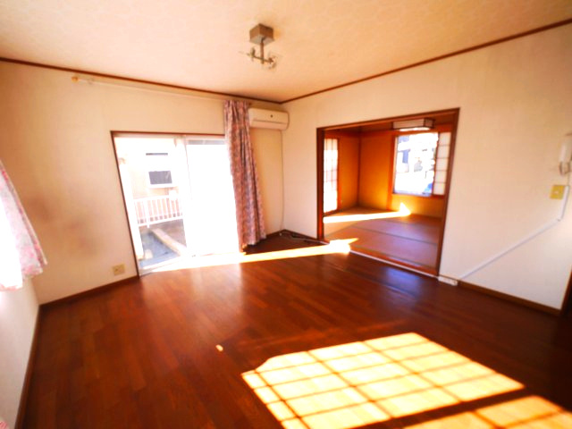 山武市姫島　中古戸建の居間・リビング|令和4年外壁塗装済み 都市ガス駐車2台 MEGAドン・キ徒歩約13分 南側空き地で日当たりがいいです