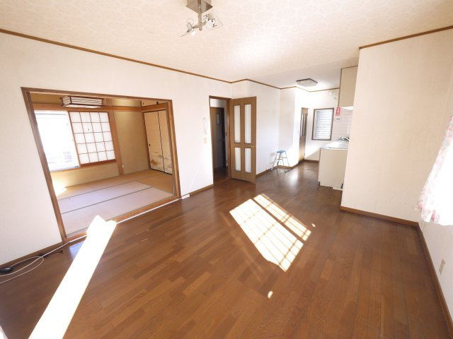 山武市姫島　中古戸建の居間・リビング|令和4年外壁塗装済み 都市ガス駐車2台 MEGAドン・キ徒歩約13分 南側空き地で日当たりがいいです