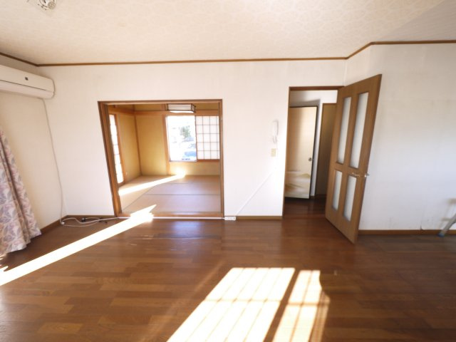 山武市姫島　中古戸建の居間・リビング|令和4年外壁塗装済み 都市ガス駐車2台 MEGAドン・キ徒歩約13分 南側空き地で日当たりがいいです