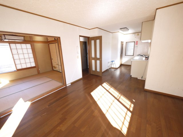 山武市姫島　中古戸建の居間・リビング|令和4年外壁塗装済み 都市ガス駐車2台 MEGAドン・キ徒歩約13分 南側空き地で日当たりがいいです