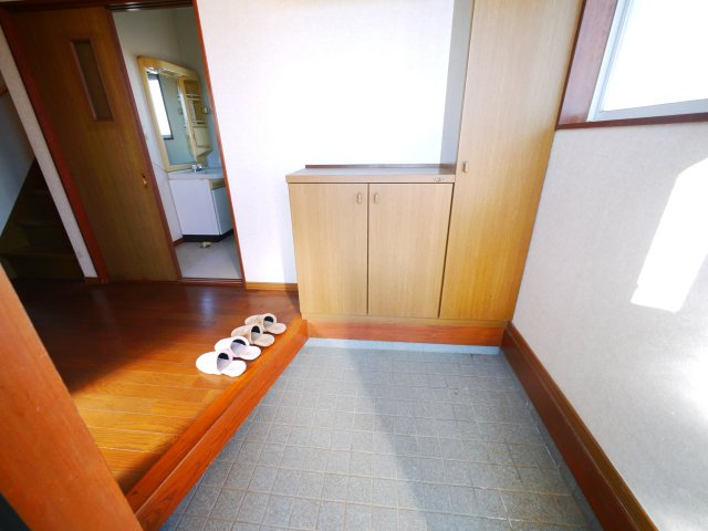山武市姫島　中古戸建の玄関|令和4年外壁塗装済み 都市ガス駐車2台 MEGAドン・キ徒歩約13分 南側空き地で日当たりがいいです