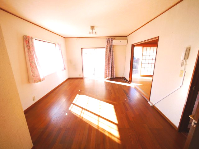 山武市姫島　中古戸建の居間・リビング|令和4年外壁塗装済み 都市ガス駐車2台 MEGAドン・キ徒歩約13分 南側空き地で日当たりがいいです