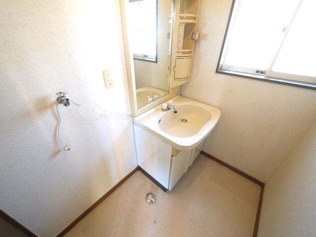 山武市姫島　中古戸建の独立洗面台|令和4年外壁塗装済み 都市ガス駐車2台 MEGAドン・キ徒歩約13分 南側空き地で日当たりがいいです