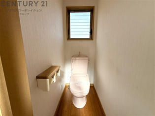 落ち着いた色調のトイレです