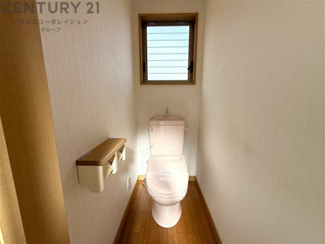 落ち着いた色調のトイレです