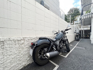 【駐車場】 | バイク置き場。空き区画の有無や駐輪料金、サイズおよび排気量規定などについては、改めてお問い合わせください。～即日のご見学可能～　お問合せはお気軽にどうぞ。
