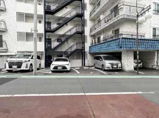 【駐車場】 | マンションの駐車場スペース。空きの有無や駐車料金、サイズ規定などについては、改めてお問い合わせください。～即日のご見学可能～　お問合せはお気軽にどうぞ。
