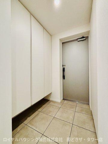 玄関のお写真です。
天井までのシューズボックス。