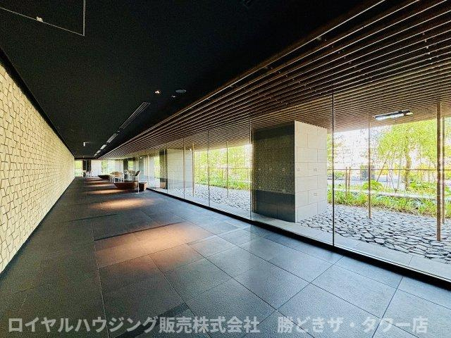 マンション内エントランスのお写真です。
他の棟とは一線を画す、シックでモダンなエントランスです。