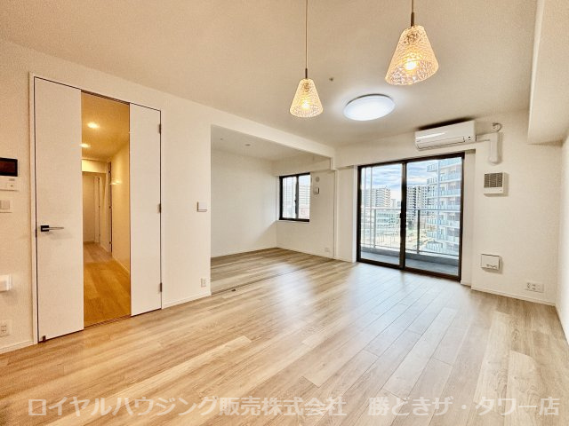 梁のない綺麗な形のリビングダイニング。
床暖房完備。
室内コンディション良好。