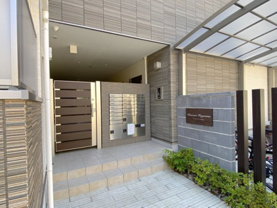 【エントランス】 | フィアスコート羽衣