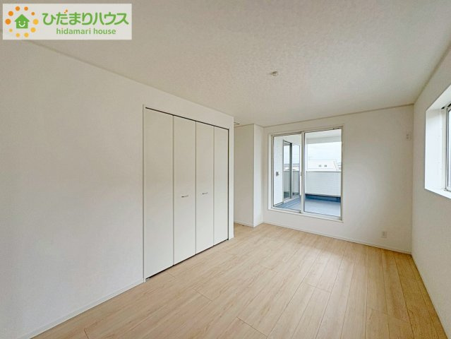 ひたちなか市平磯遠原町第2　新築戸建　2号棟の洋室|バルコニーに面していて、たっぷり光りの入る明るい主寝室です！