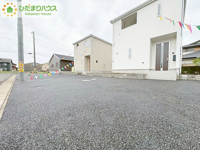 ひたちなか市平磯遠原町第2　新築戸建　2号棟の駐車場|ゆったりとしたカースペースで、ファミリーカーや軽自動車もラクラク駐車出来ますね♪
