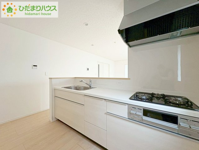 ひたちなか市平磯遠原町第2　新築戸建　2号棟のキッチン|3口コンロと収納豊富なキッチンで、ママの毎日のお料理もはかどります☆