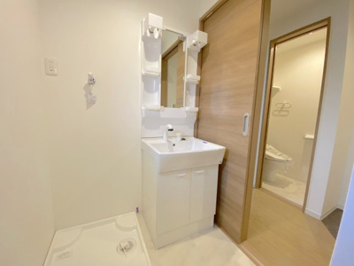 【独立洗面台】 | フィアスコート北助松Ⅰ | 朝の支度にも助かる、独立の洗髪洗面化粧台