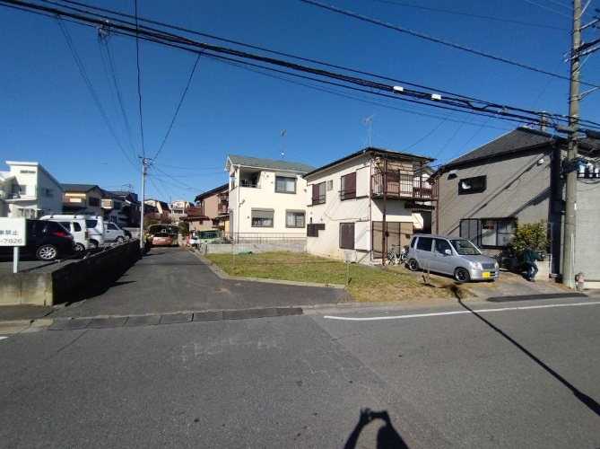 敷地面積23坪　売地　ふじみ野市苗間の前面道路含む現地写真|角地！南東側公道約6.98ｍに接道3.234ｍ、南西側公道約4.2ｍに9.704ｍ接道。
私道持分あり