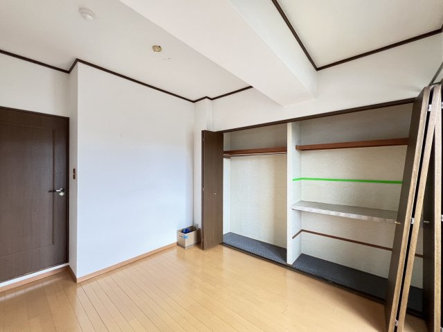 オーキッド王寺の寝室|洋室5.8帖　クローゼット付き