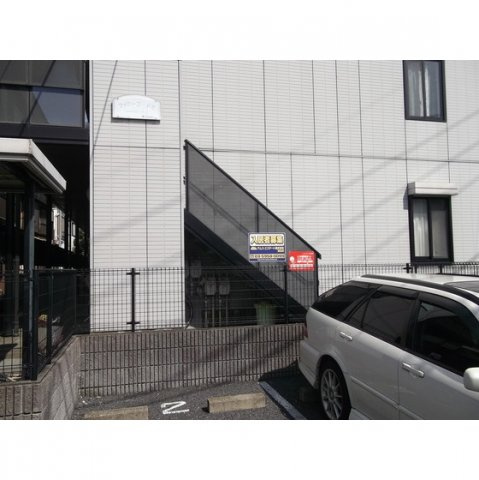 ファミーユドミ駐車場の外観