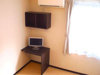 【居間・リビング】 | レオネクスト蓮 | 白×ブラウンを基調としたシックで落ち着いた印象です。