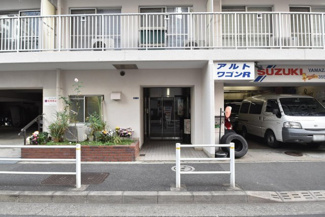 【エントランス】 | お客様を、そして住人を出迎えてくれるマンションのエントランス。ゴミが落ちていないことからも、管理状態の良さや住民の節度の高さが見て取れます。～即日のご見学可能～　お問合せはお気軽にどうぞ。
