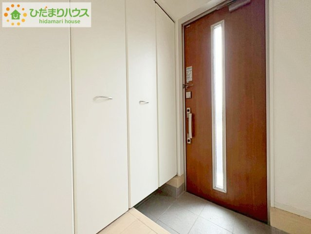 ひたちなか市平磯遠原町第2　新築戸建　3号棟の玄関|スニーカーマニアも納得の天井まであるシューズボックス!(^^)!