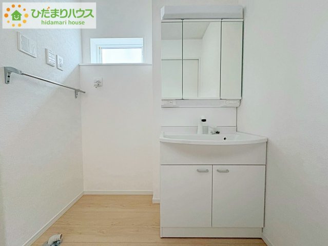 ひたちなか市平磯遠原町第2　新築戸建　3号棟の独立洗面台|三面鏡の大きな鏡は憧れます(^^♪ 鏡の後ろは収納となっていて、細かいものでも収納できるのでスッキリと整理できます！