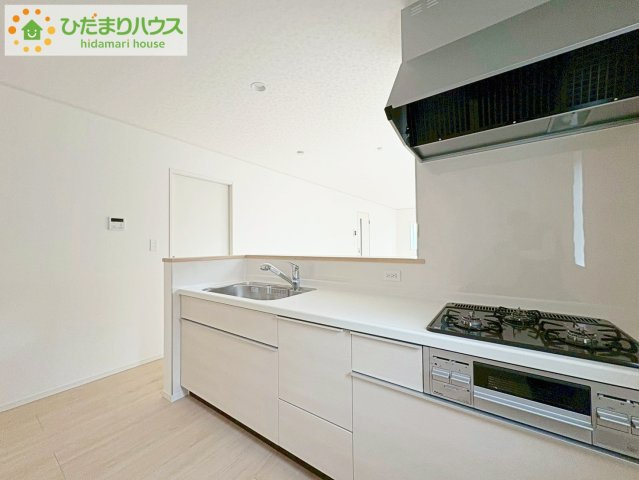 ひたちなか市平磯遠原町第2　新築戸建　3号棟のキッチン|3口コンロと収納豊富なキッチンで、ママの毎日のお料理もはかどります☆
