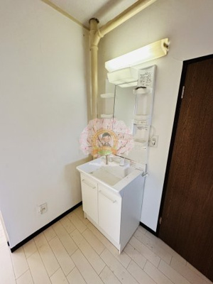 【独立洗面台】 | ネイヴィーフィールド井土ヶ谷 | クリーニング中でクロスなどはがしております。