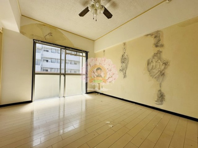 【居間・リビング】 | ネイヴィーフィールド井土ヶ谷 | クリーニング中でクロスなどはがしております。