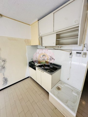 【キッチン】 | ネイヴィーフィールド井土ヶ谷 | クリーニング中でクロスなどはがしております。